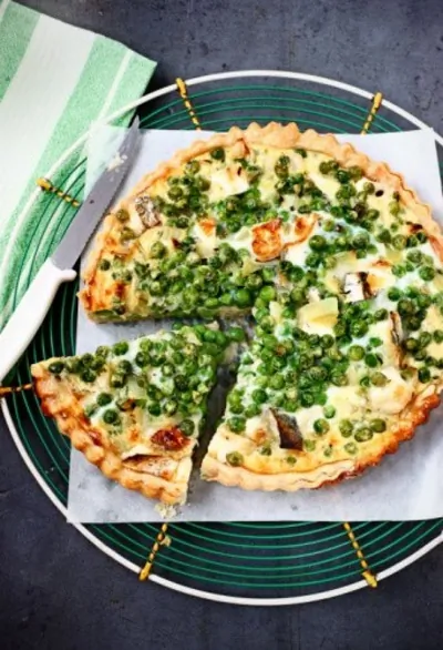 Слоеный пирог с зеленым горошком, беконом, пармезаном и зеленью