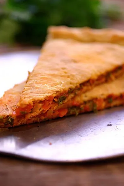 Пирог с томатами, луком и кинзой