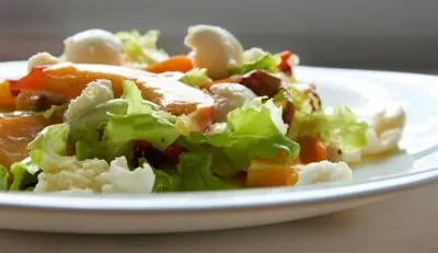 Салат с прошутто, персиками, рикоттой и латуком