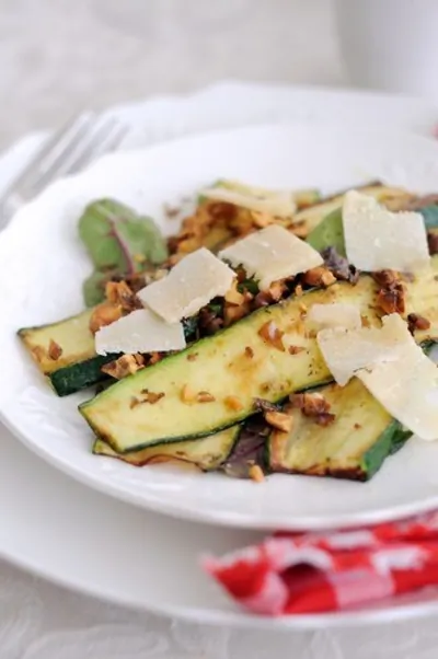 Салат из жареных цукини и пекорино