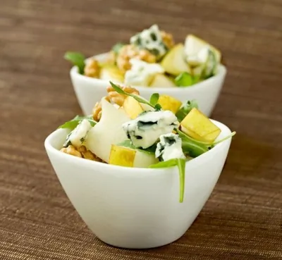 Куриный салат с горгонзолой, печеной грушей и грецкими орехами
