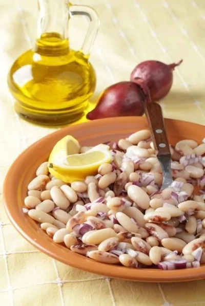 Итальянский салат из белой фасоли и красного лука