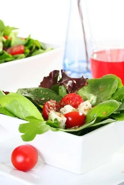 Легкий итальянский салат из томатов, красного лука и козьего сыра