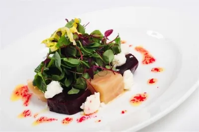 Салат из печеной свеклы с рукколой, мангольдом и козьим сыром