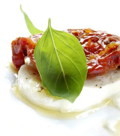 Капрезе с вялеными томатами и песто