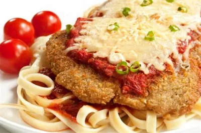 Телятина под сыром с томатным соусом, анчоусами и каперсами