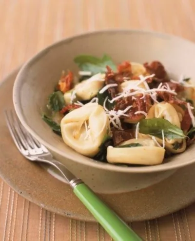 Тортеллини с ветчиной, рукколой и тертым пармезаном