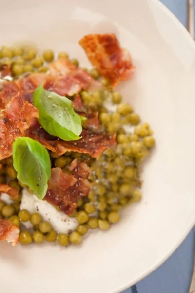 Закуска из зеленого горошка с луком и панчеттой в белом вине