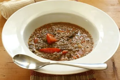 Тушеная чечевица с томатами и петрушкой по итальянски