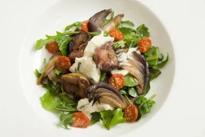 Салат с вяленым помидорами, инжиром и карамелизованным луком