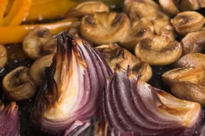 Печеный сладкий лук с бальзамическим уксусом и орегано