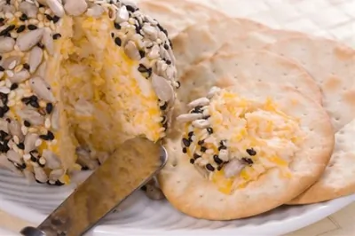 Сырные шарики с кунжутом и семечками