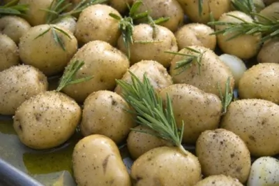 Печеный молодой картофель с розмарином и чесноком