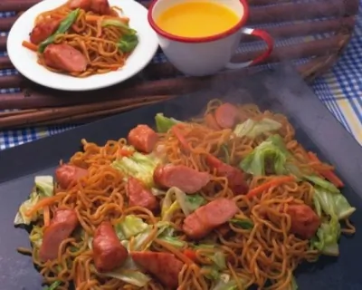 Лапша с сосисками и зеленым салатом