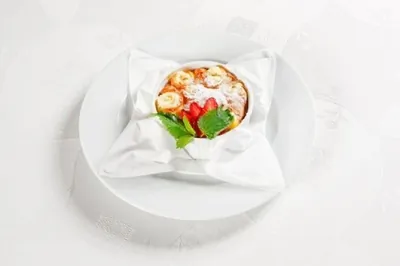 Банановый десерт с красной смородиной в микроволновке