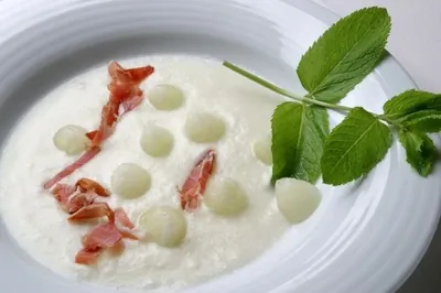 Суп из дыни с ветчиной