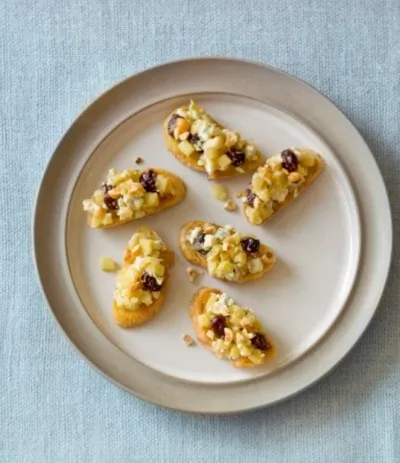 Брускетта с сырами, сушеной вишней и орехами