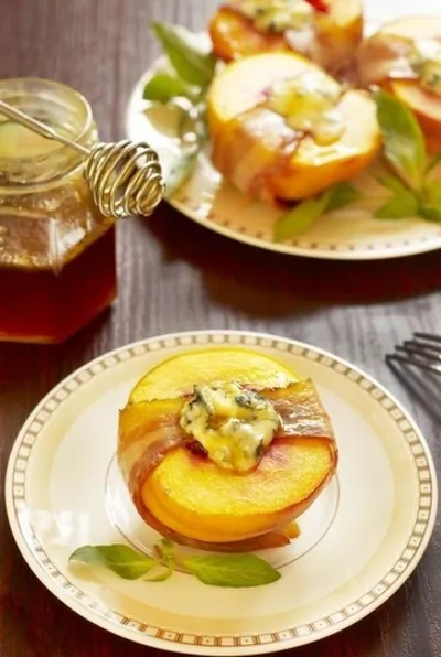 Персики с сыром в беконе