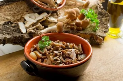 Запеченные грибы с чесноком и травами