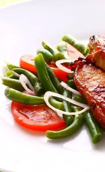 Чесночная зеленая фасоль с томатами и зеленью