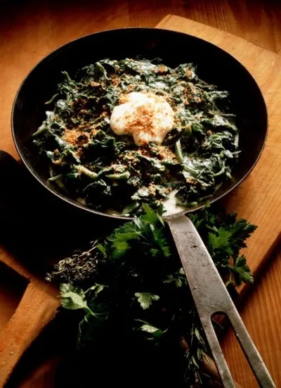 Мангольд с изюмом и кедровыми орешками