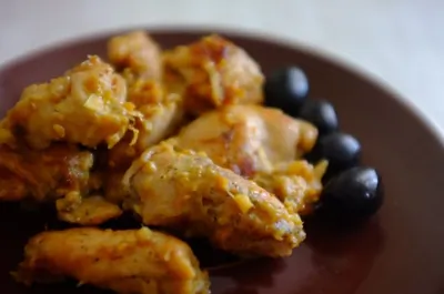 Курица, тушеная с курагой и корнем имбиря