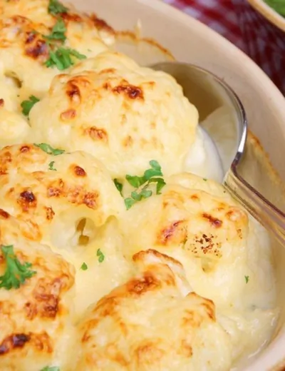 Золотистая цветная капуста с чесноком и пармезаном