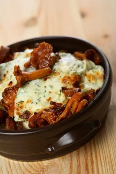 Горячая грибная закуска в винном соусе под сыром