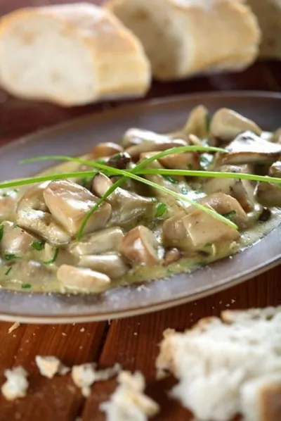 Тушеные грибы в соусе из сидра