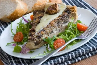 Грибной тарт с травами и грюйером