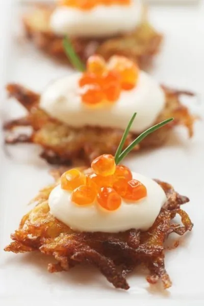 Картофельные латкес с йогуртом и красной икрой