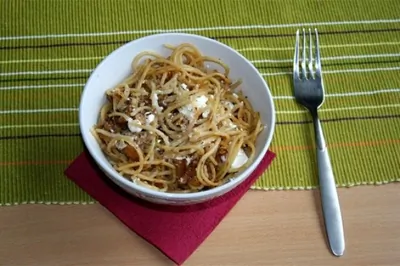 Теплый салат из лисичек, феты и пасты