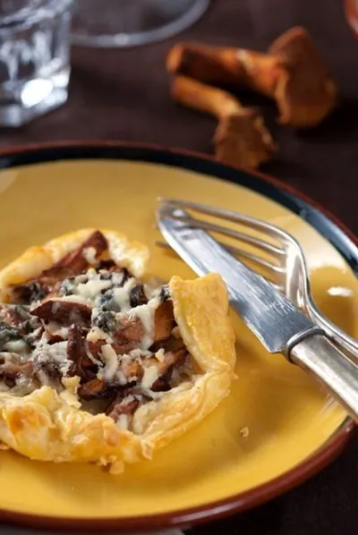 Тарт с белыми грибами, беконом и сливочным соусом из козьего сыра