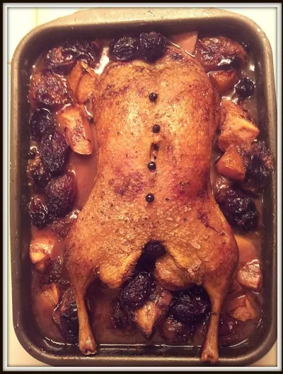 Утка со сливами и капустой