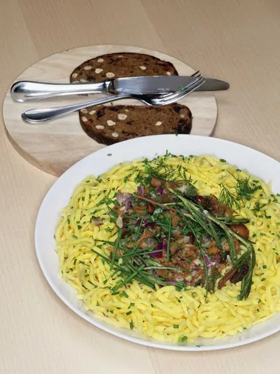 Пшеничные клецки с тушеными грибами и розмарином