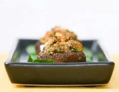 Грибы, фаршированные сыром бри, с зеленью и чесноком