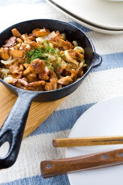 Жареные грибы в сливочном масле с шалотом