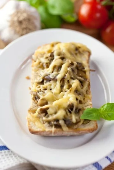 Хлеб с сыром, маслинами и оливками