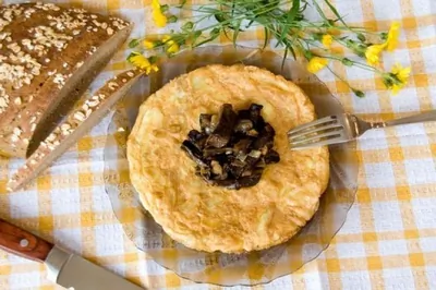 Омлет с грибами, луком и зеленью