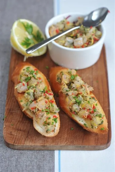 Тартар из скумбрии с жареным багетом