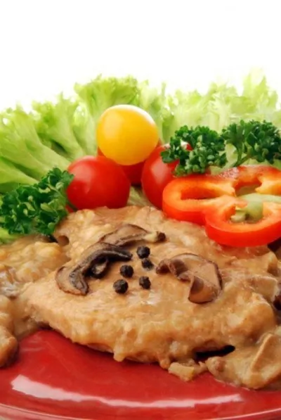 Свинина под грибным соусом со сметаной и укропом