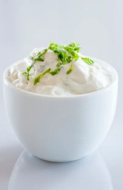 Салатная заправка с йогуртом, тахини и лимоном