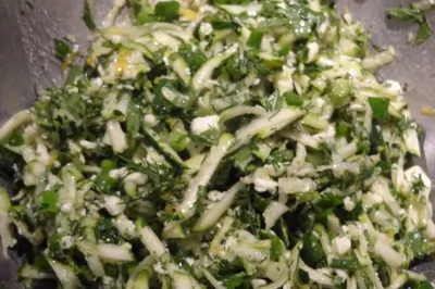 Салат с цукини, зеленью и фетой по гречески