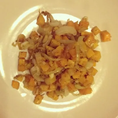 Жареная тыква баттернат с карамелизованным луком, горгонзолой и хрустящим шалфеем