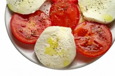 Капрезе с жареными в бальзамическом уксусе томатами