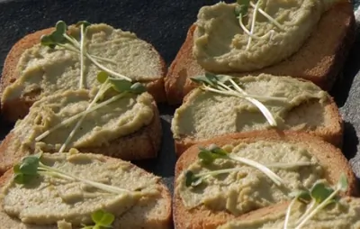 Песто из зеленого горошка и мяты с лимонной цедрой