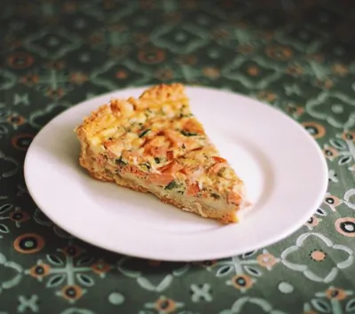 Киш с луком-пореем, цукини и семгой