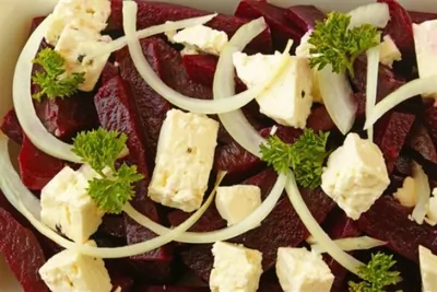 Жареная свекла с карамелизованным луком и фетой