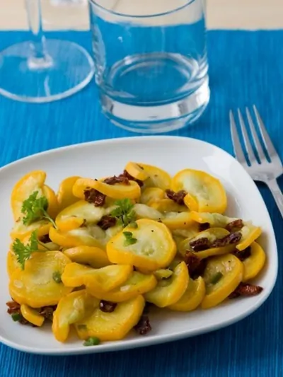 Кисло-сладкие цукини с кедровыми орешками, изюмом и мятой