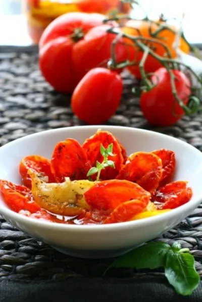 Запеченный сыр бри с вялеными томатами, чесноком и тимьяном